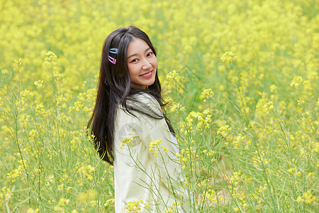 油菜花田花季少女图片