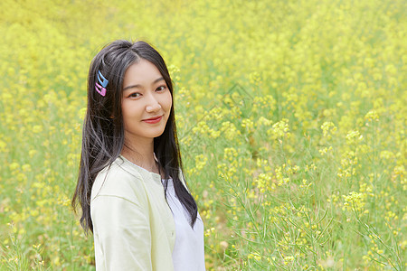 油菜花田花季少女图片