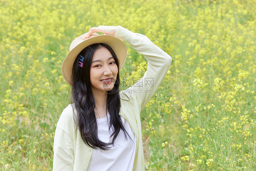 油菜花田花季少女图片