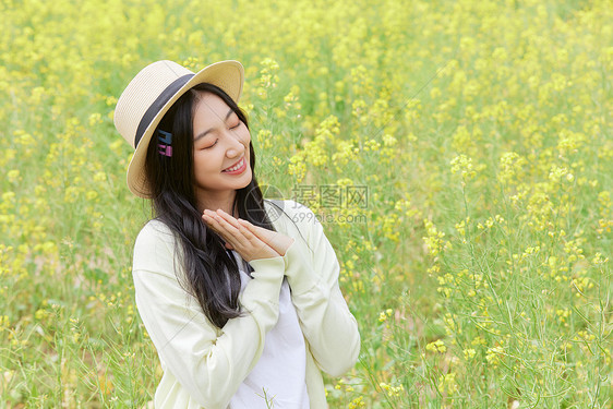 油菜花田花季少女图片