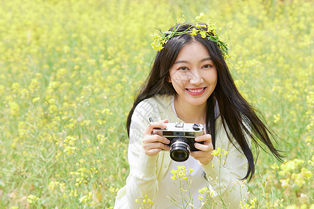 春季油菜花田可爱少女图片