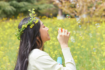 春季油菜花田可爱少女高清图片