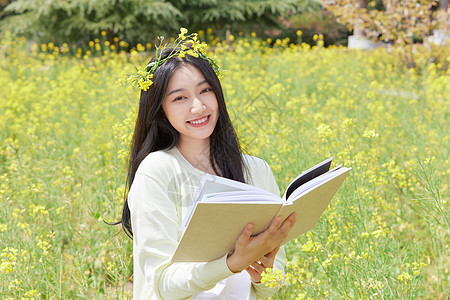 春季油菜花田可爱少女图片