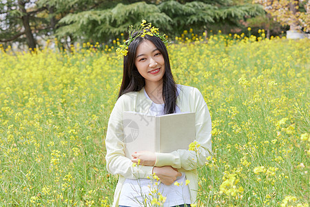 春季油菜花田可爱少女图片