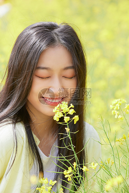 春季油菜花田可爱少女图片