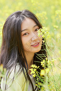 春季油菜花田可爱少女图片