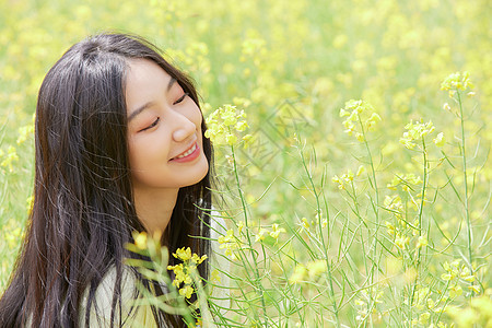 春季油菜花田可爱少女图片