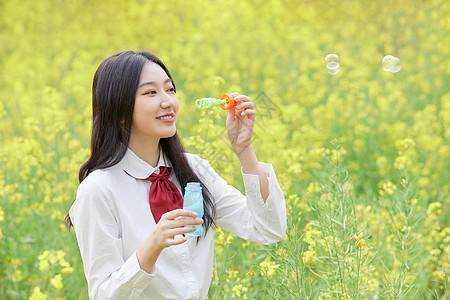 春季油菜花田可爱少女图片