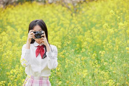 春季油菜花田可爱少女图片