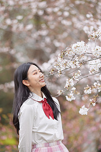 春季樱花少女逛公园赏花高清图片