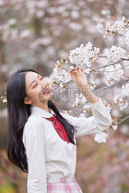 春季樱花少女逛公园赏花图片