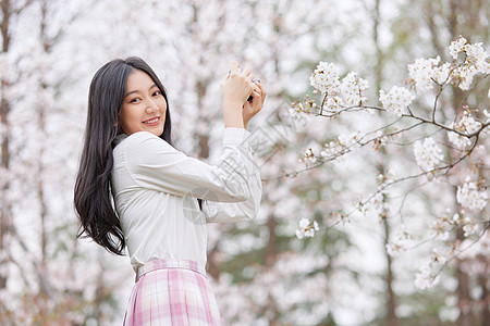 春季樱花少女逛公园赏花图片