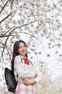 春季樱花少女逛公园赏花图片