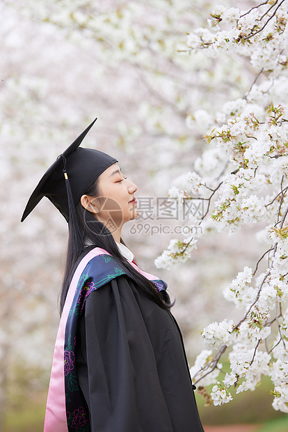 学士服美女春季赏樱花图片