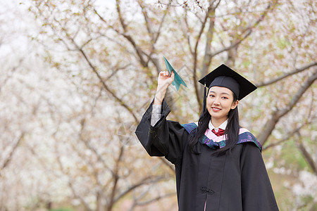 学士服美女扔纸飞机高清图片