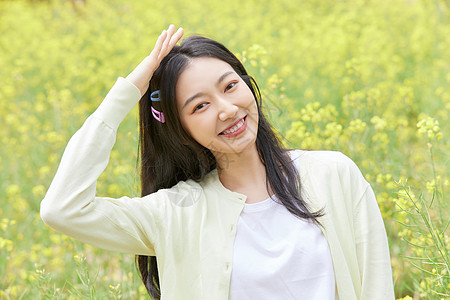 油菜花田的女孩春季油菜花田可爱少女背景