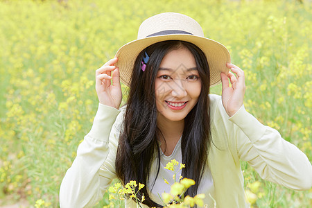 春季油菜花田可爱少女背景