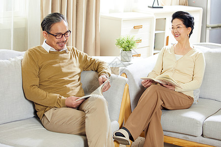 中老年夫妇坐在沙发上看书图片