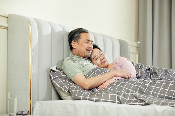 中老年夫妇居家休息睡觉图片