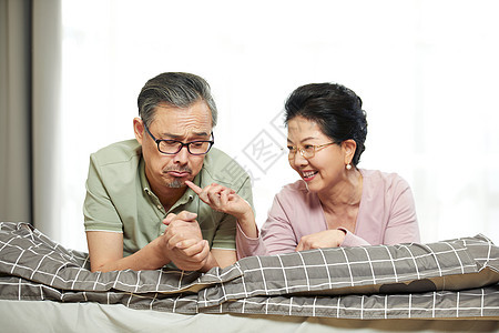 中老年夫妇甜蜜互动图片