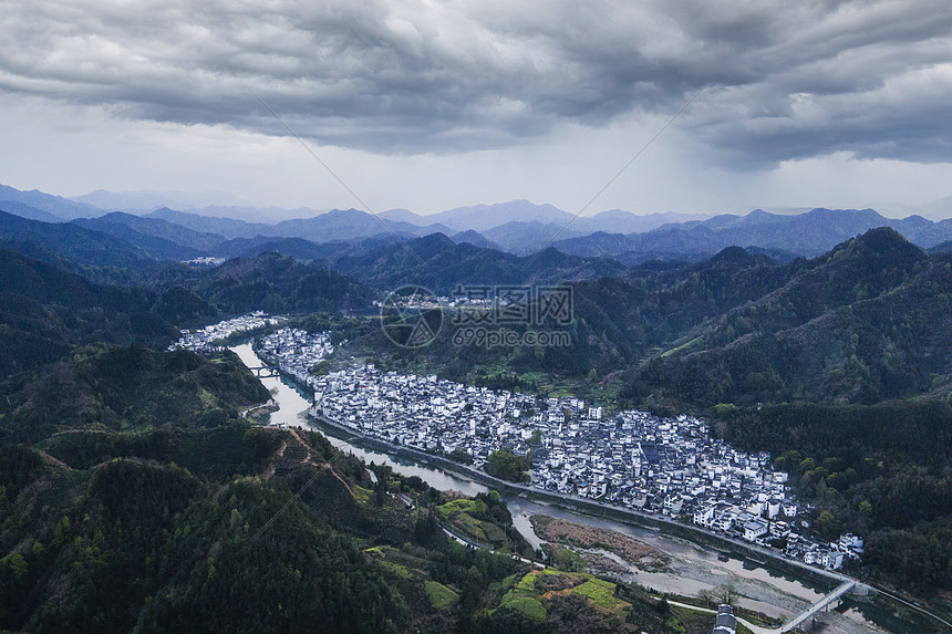 安徽黄山歙县徽州山村清晨云雾缭绕图片