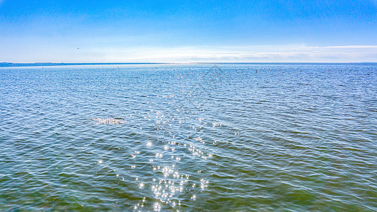 波光粼粼的呼伦湖图片