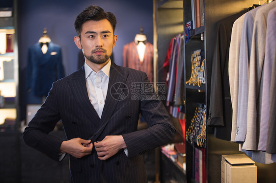 在服装店试衣服的成熟男性图片