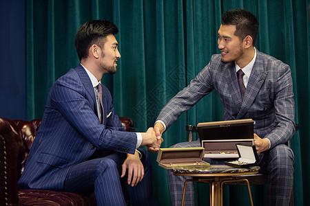服装设计师与顾客商谈两人握手高清图片