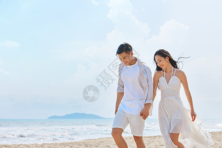 海边美女年轻情侣夏日海边散步背景