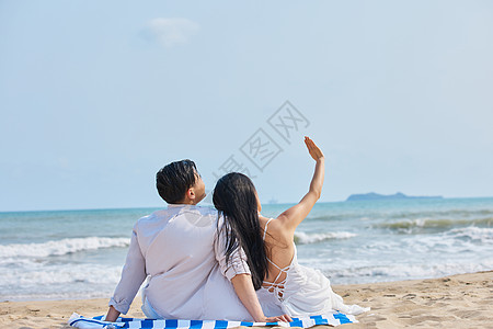 年轻情侣海边度假背影图片