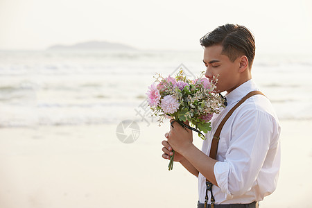 年轻男士手拿手捧花图片