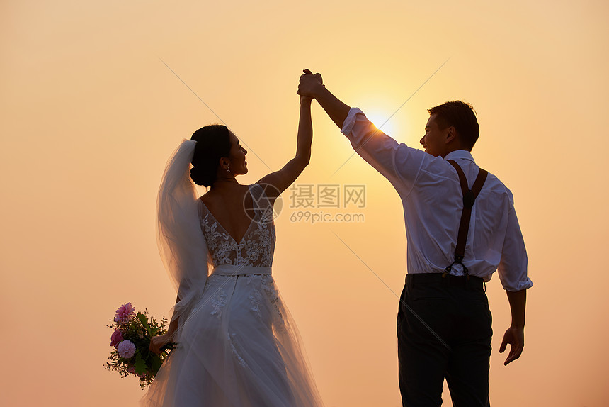 夕阳下情侣婚纱照图片