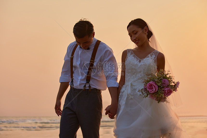 夕阳下情侣婚纱照图片