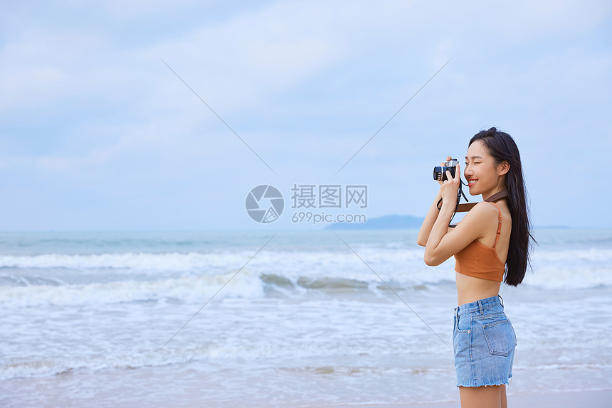 夏日文艺美女海边旅行拍照图片