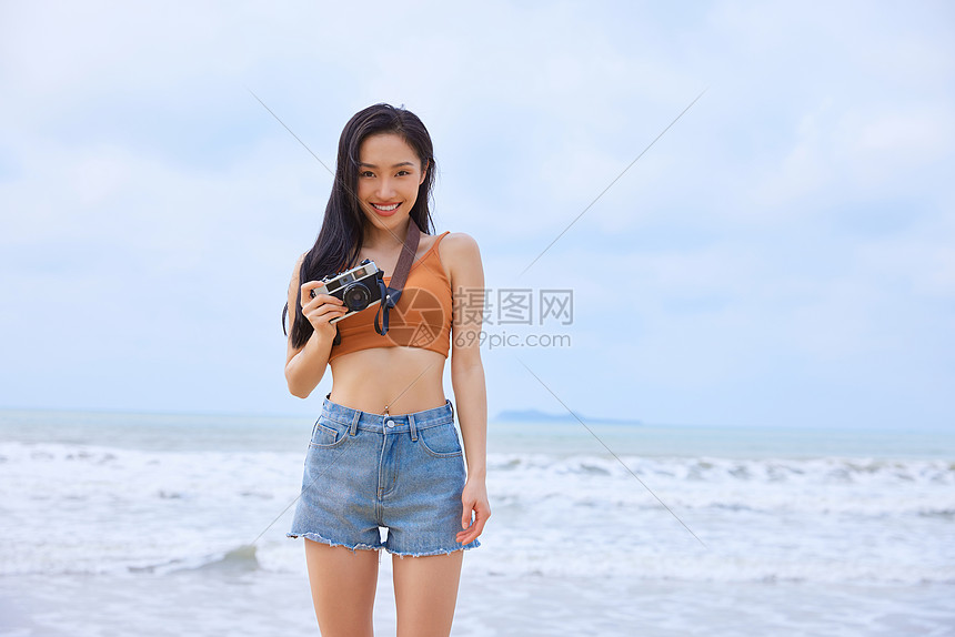 夏日文艺美女海边旅行图片