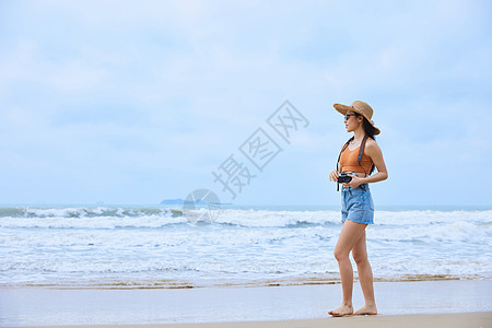 夏日文艺美女海边旅行拍照图片