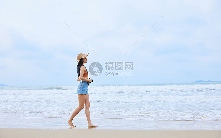 夏日文艺美女海边旅行拍照图片