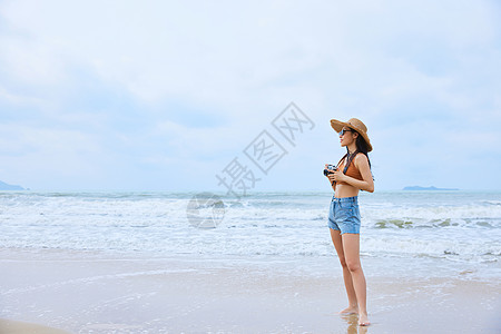 夏日文艺美女海边旅行拍照高清图片
