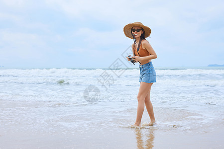 夏日文艺美女海边旅行拍照图片