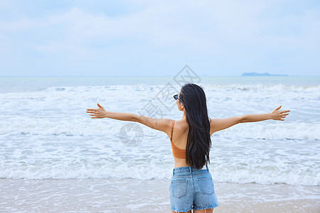 昔日海边美女背影图片