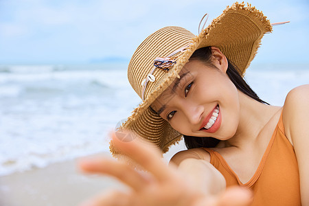 一个人的旅行夏日海边美女微笑背景