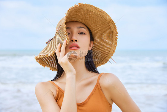 年轻美女夏日海边旅行图片