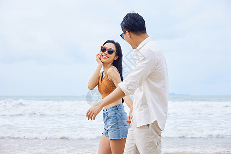 海水背景年轻美女傍晚海边舞蹈背景