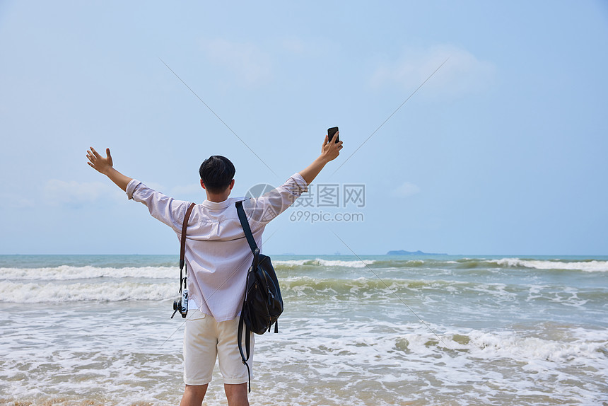 年轻男士海边旅行背影