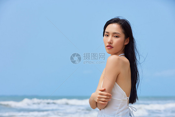 年轻美女享受海边度假图片