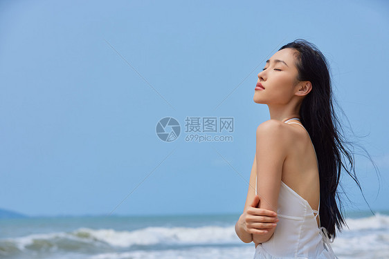 年轻美女享受海边度假图片