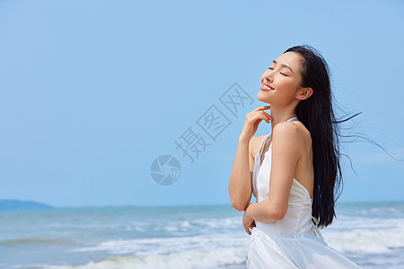 海边美女年轻美女享受海边度假背景