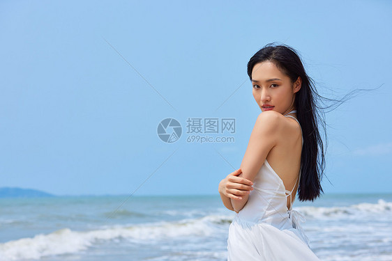 年轻美女享受海边度假图片