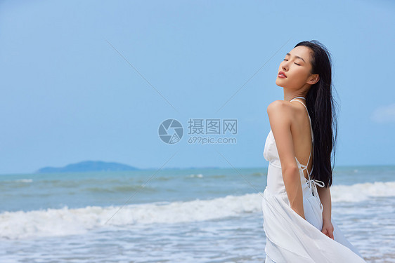 年轻美女享受海边度假图片