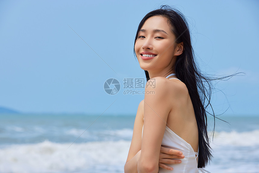 年轻美女享受海边度假图片